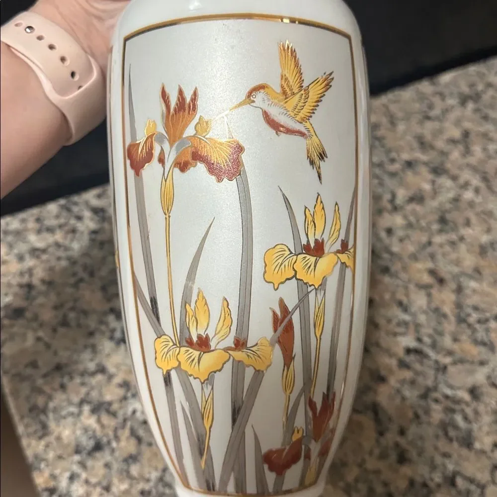Beautiful Vintage Chokin Art 1987 White Vase in Hummingbird & Flowers Japan